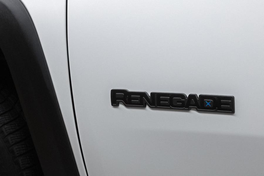 Логотип Jeep Renegade 4xe First Edition (BU) 2020 года  (EU) (фото 4 из 4)
